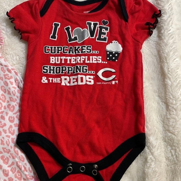 bundle of‎ 2 Cincinnati Reds Onesies - Picture 2 of 5